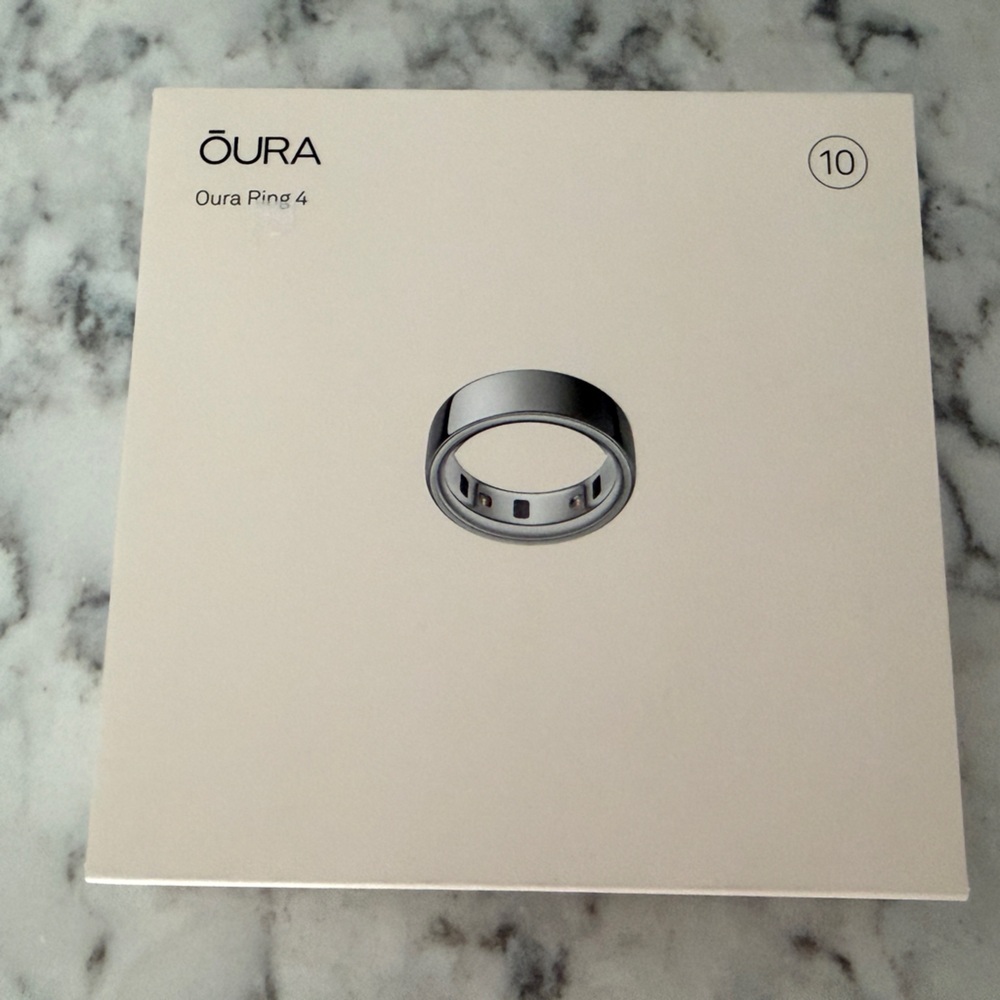 Oura Ring 4 in Shiny Silver